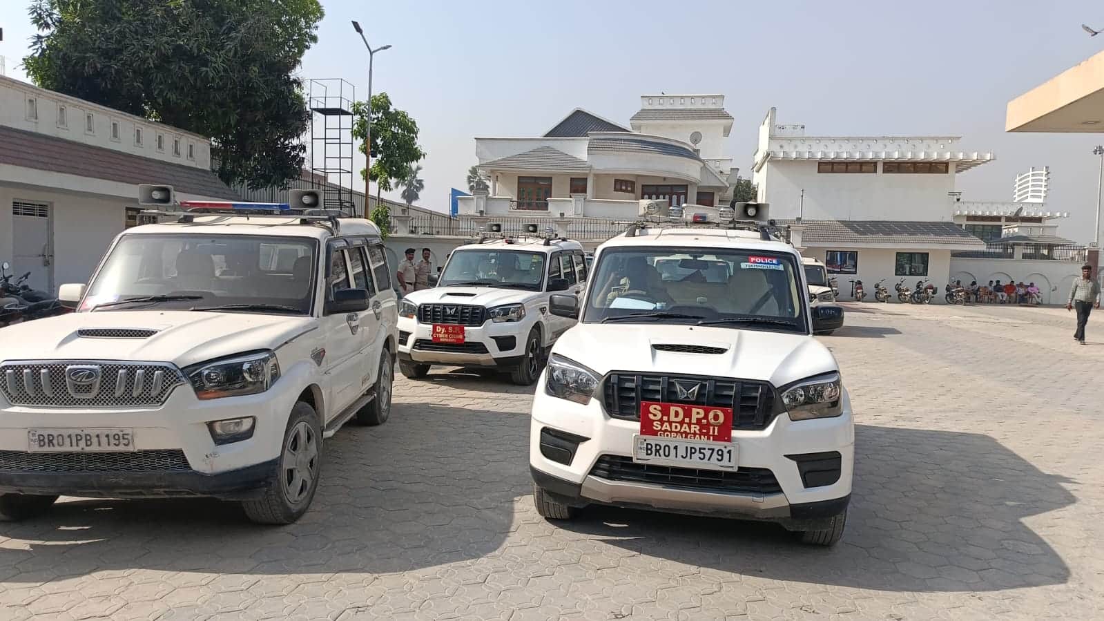 कुशीनगर : बिहार के हथुआ में खड़ीं पुलिस की गाड़ियां। स्रोत-सोशल मीडिया