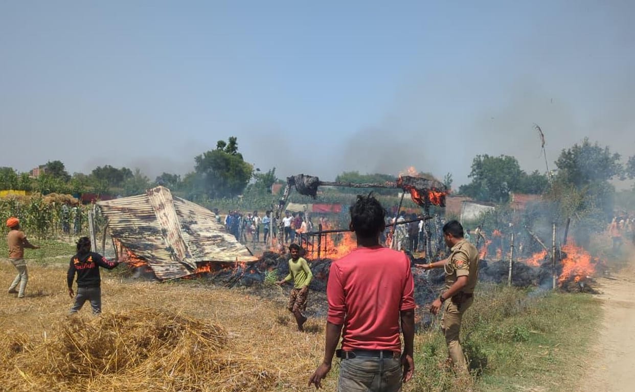 Two houses burnt in the fire, Tilak's belongings also turned to ashes