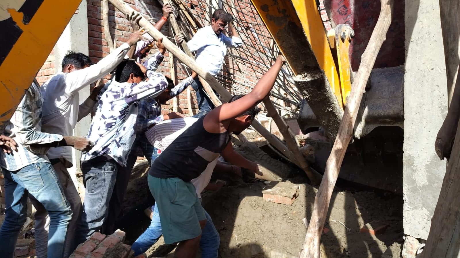 लालगोालगंज में हुए हादसे के बाद मलबे में दबे मजदूरों को निकालने का प्रयास करते लोग