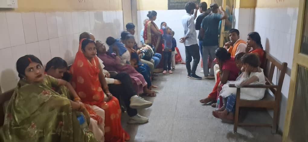 मेडिकल कॉलेज में एक्स-रे कक्ष के बाहर बैठ कर अपनी बारी की इंतजार करते मरीज।संवाद