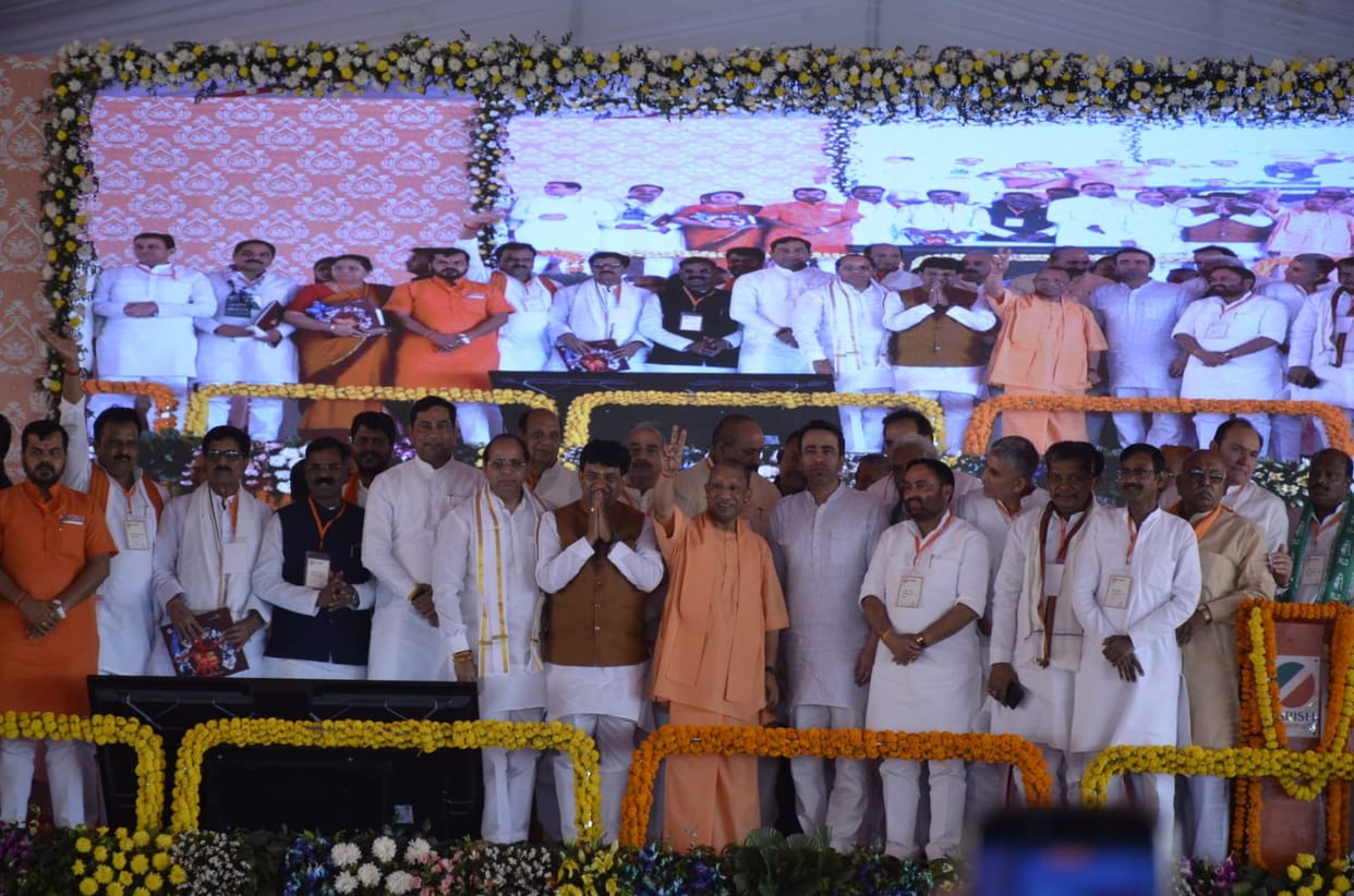 The scoundrels are running away after seeing the daughters...the place of the mafia is in the soil: Yogi