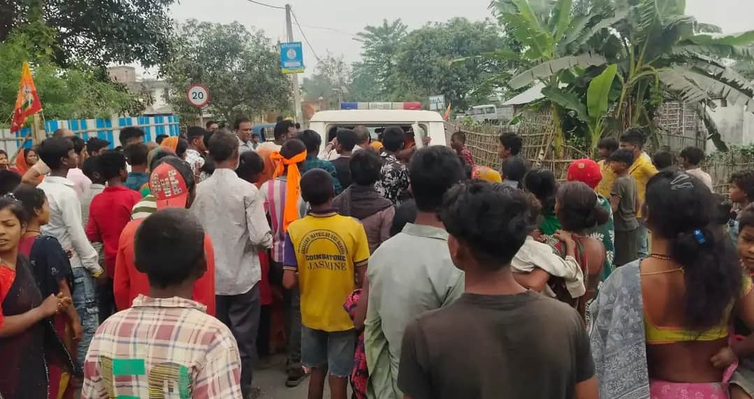 लोगों ने घेरा पुलिस गाड़ी