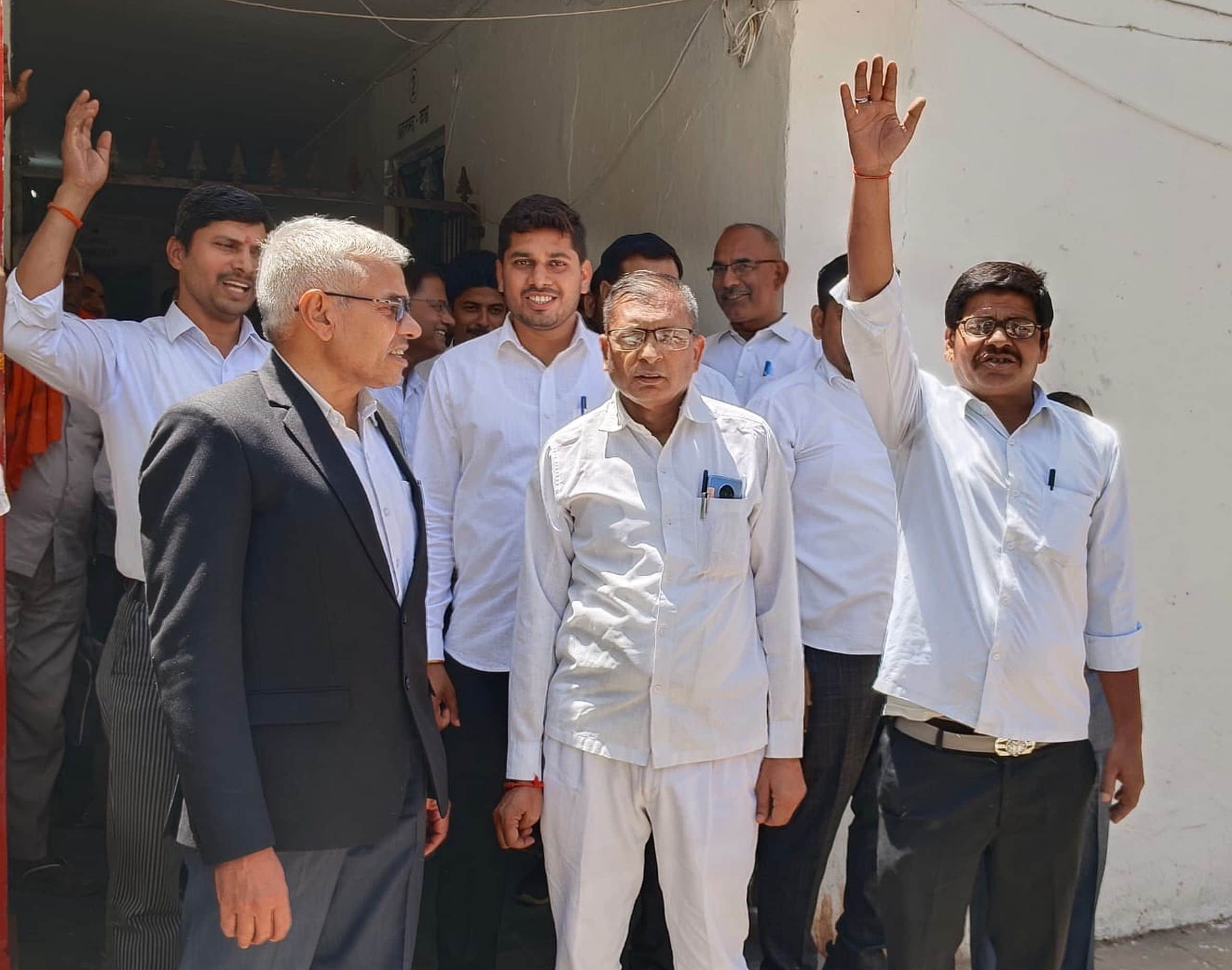 मुसाफिरखाना तहसील में प्रदर्शन करते अधिवक्ता। स्रोत: स्थानीय