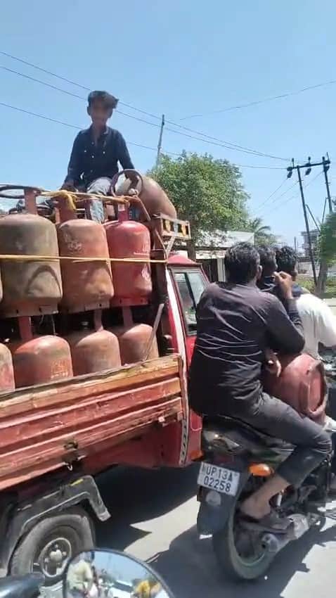 औरंगाबाद में गाड़ी के साथ सिलिंडर के लिए जाते बाइक सवार। स्रोत: वायरल वीडियो का स्क्रीन शॉट।