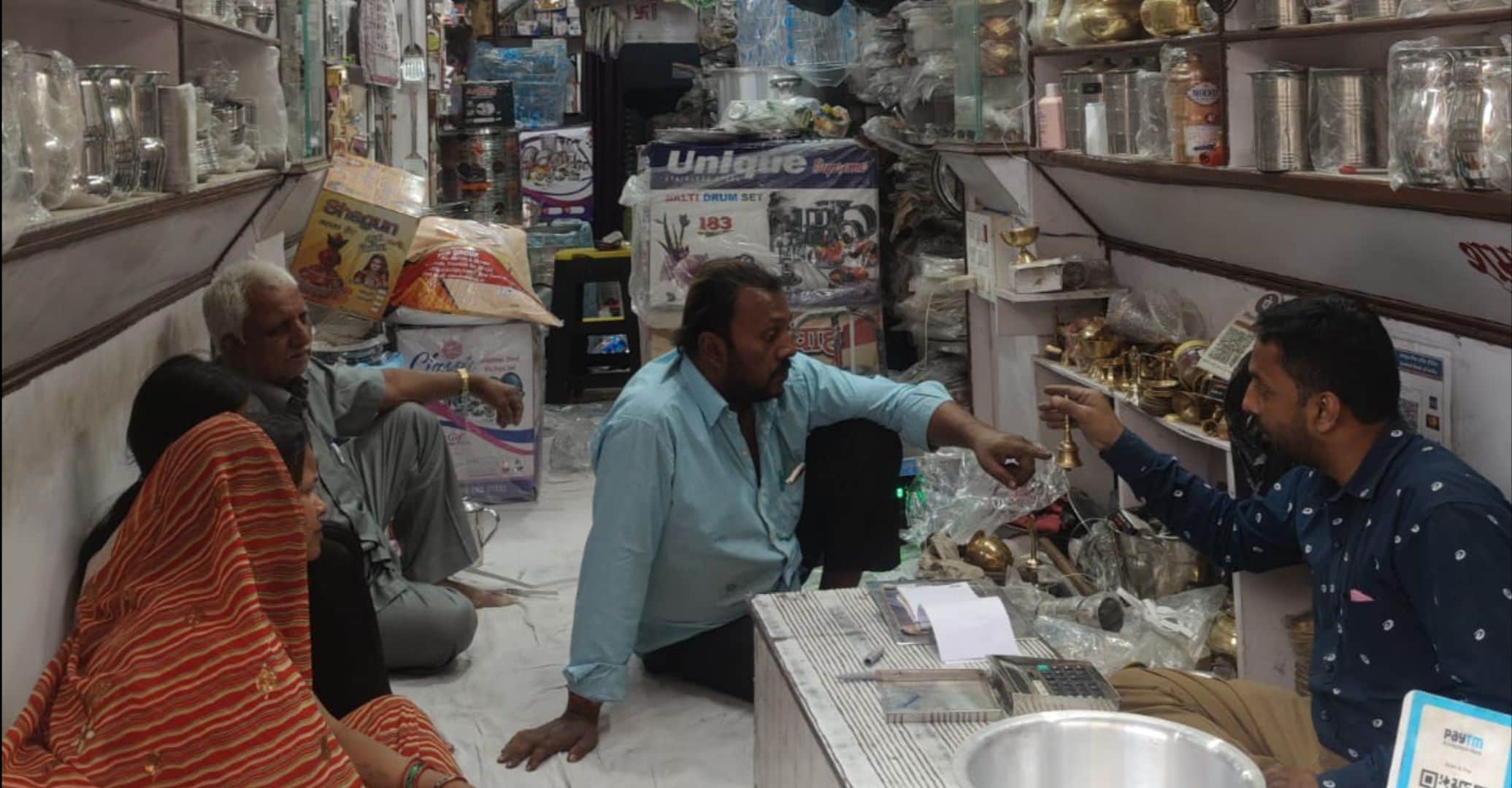 पडरौना शहर के गंगी राम मंदिर रोड बर्तन की खरीदारी करते लोग। संवाद