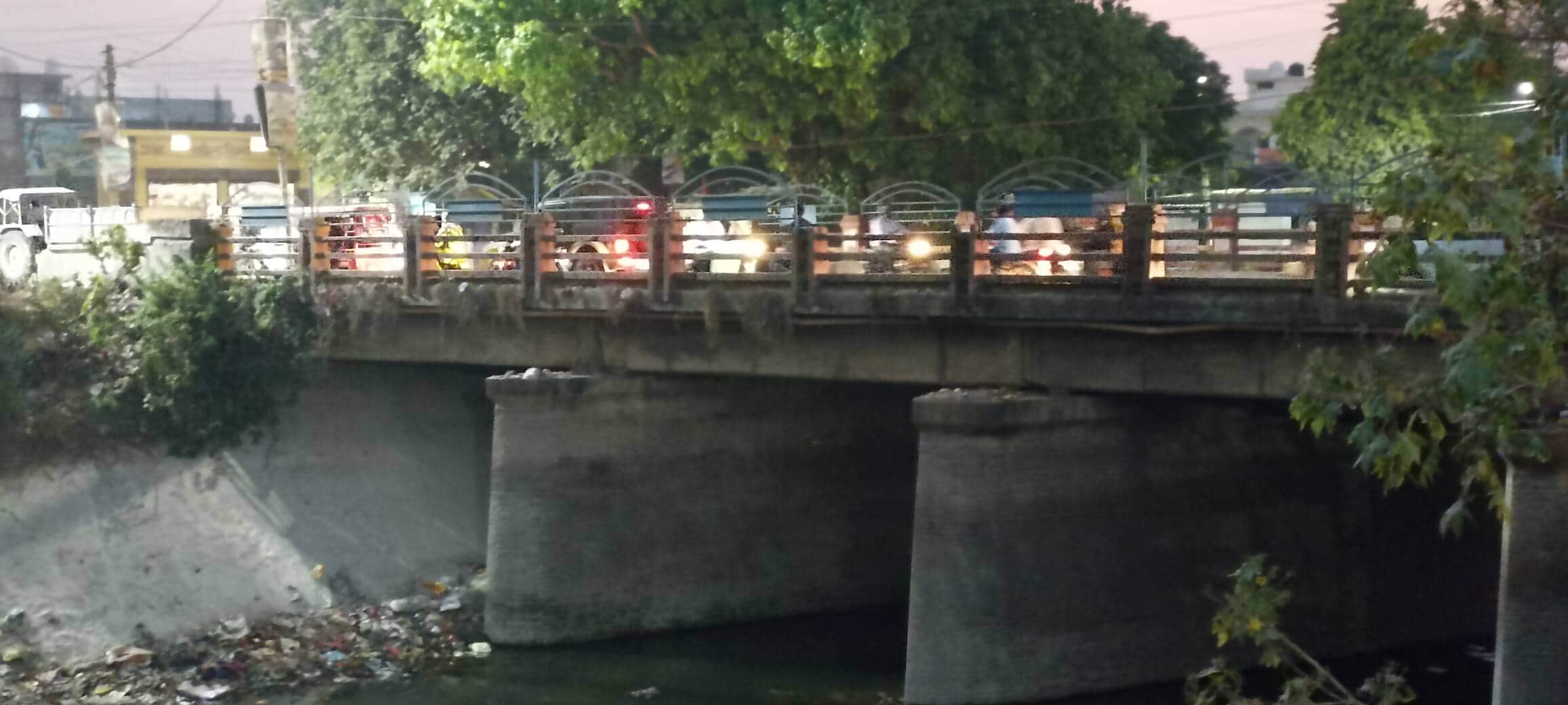 पडरौना शहर के पश्चिमी गंडक नहर की मेन पुल। संवाद