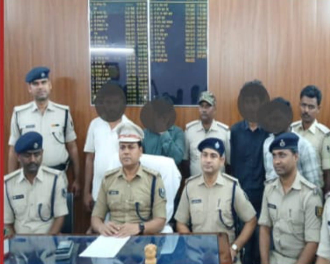 पुलिस हिरासत में फर्जी कार्ड बनाने वाले गिरोह
