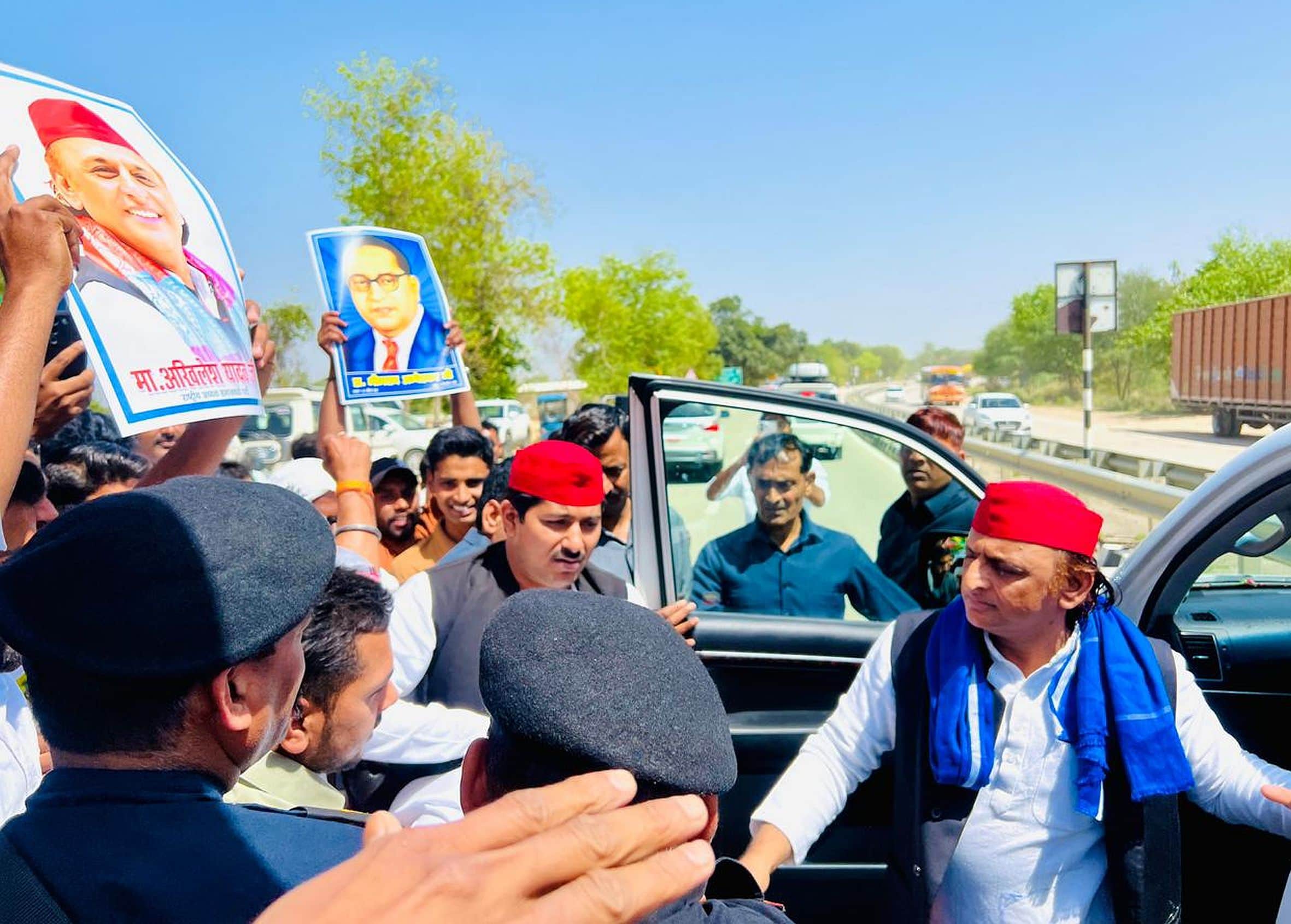 पूरे प्रेमशाह गांव के पास सपा के राष्ट्रीय अध्यक्ष व पूर्व मुख्यमंत्री अखिलेश यादव का स्वागत कर