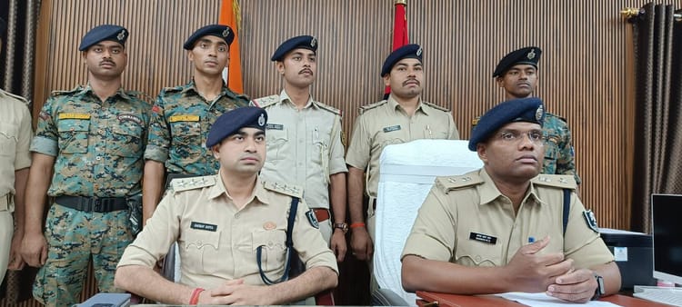 Bihar: फर्जी दस्तावेज गिरोह का भंडाफोड़, आधार सेंटर से चल रहा था खेल, वेबसाइट के जरिए बना रहे थे नकली आधार-पैन