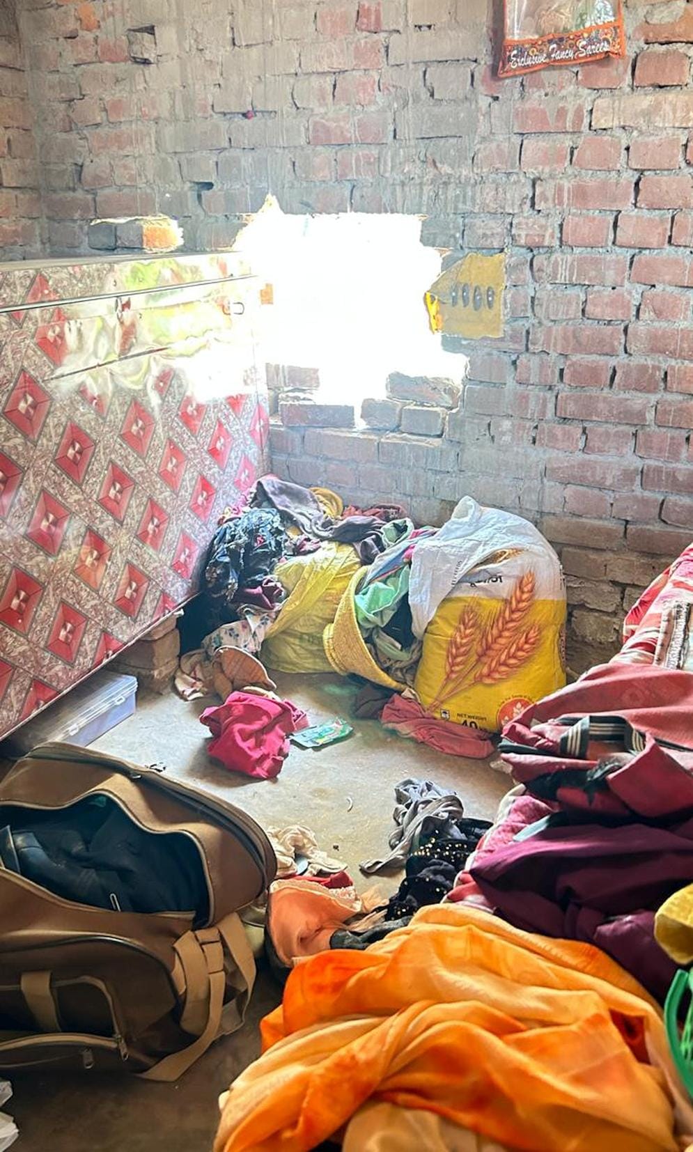 Thieves stole jewellery worth Rs 10 lakh from a soldier's house.