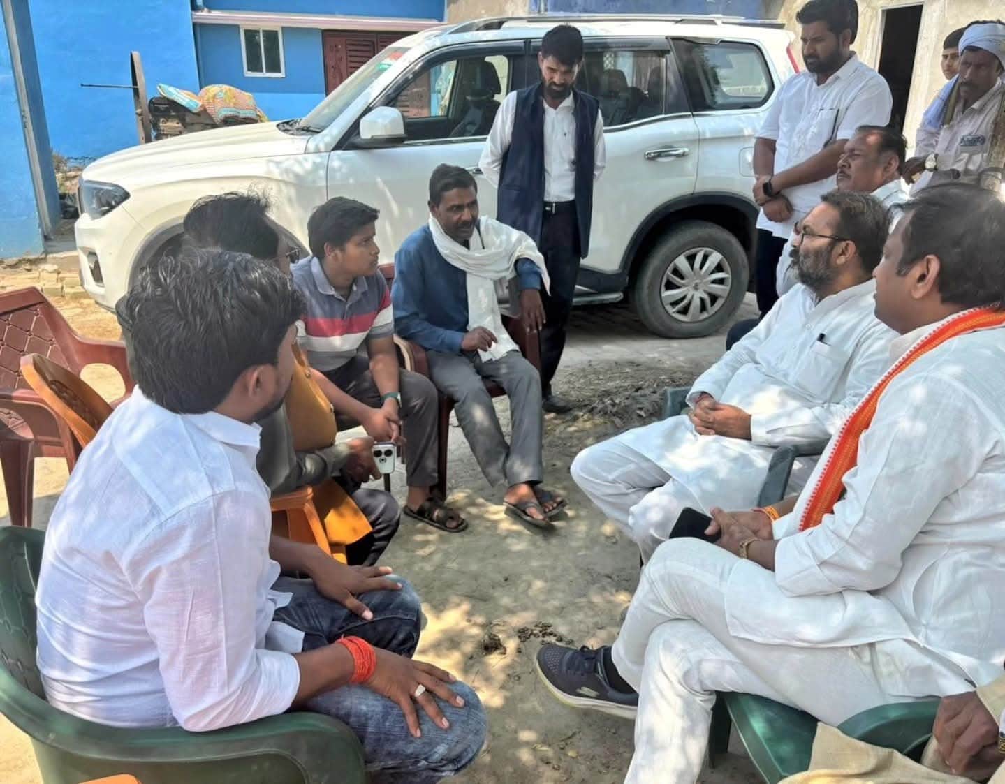 रामकोला क्षेत्र के मोरवन इमलिया गांव में तेजाब कांड से काजल यादव की मौत के बाद परिजनों से बात क