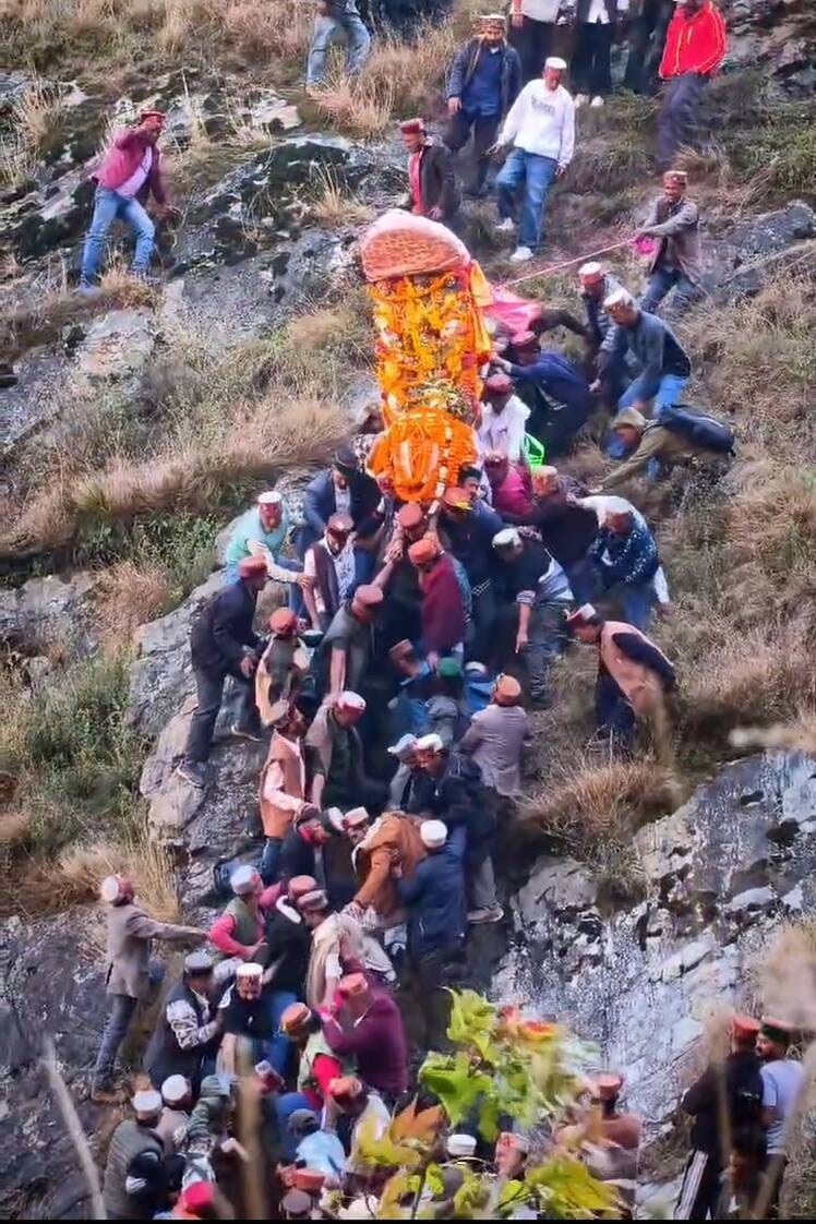 The deity Bijli Mahadev descended straight from the hill with the help of a rope.