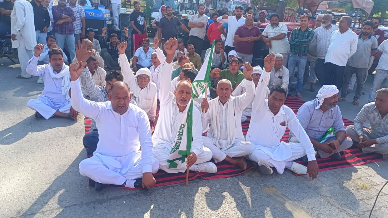 Farmers blocked the road in protest against not getting gate pass.