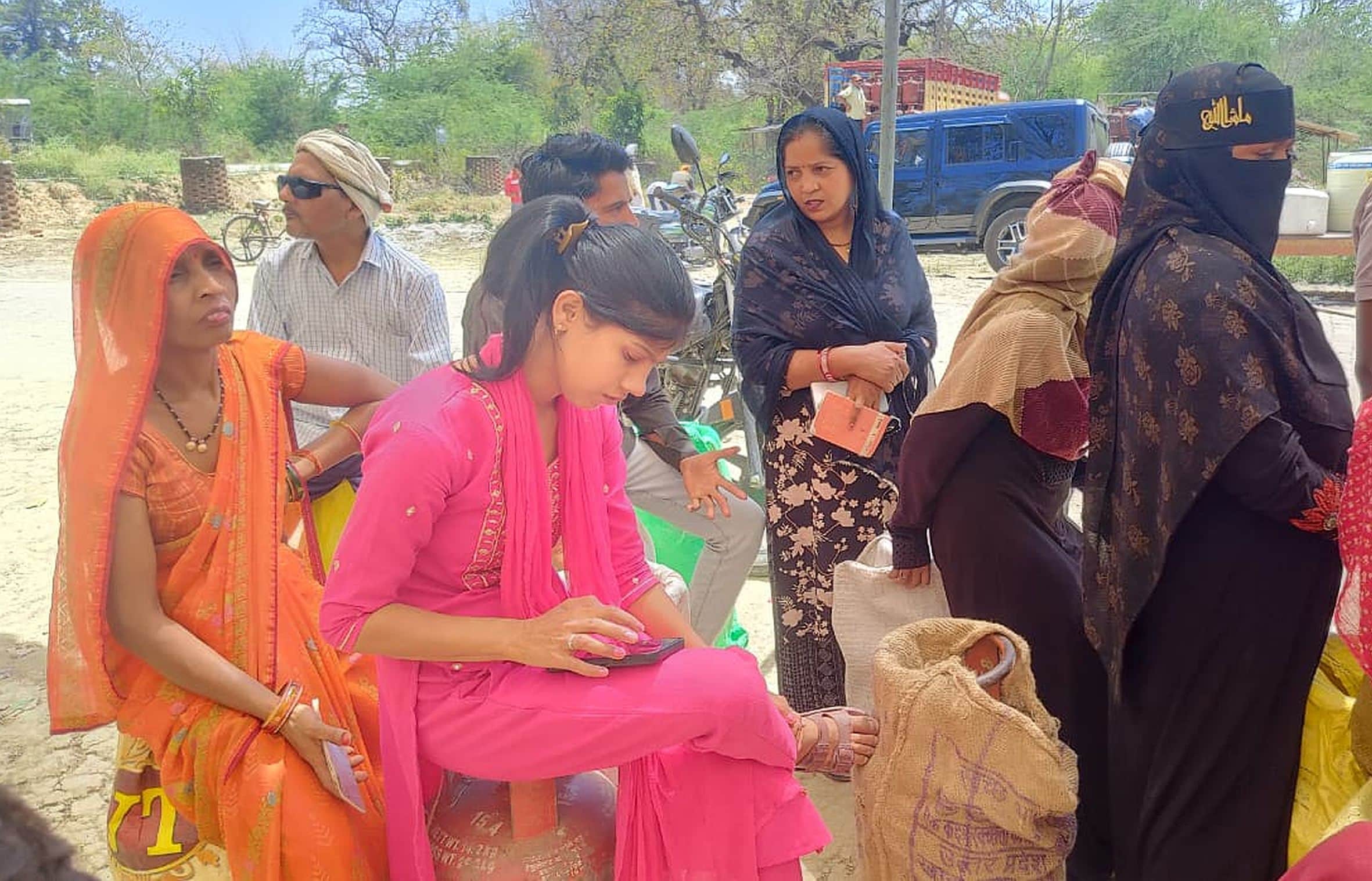 संग्रामपुर में सिलिंडर लेने के इंतजार में बैठे उपभोक्ता। -संवाद