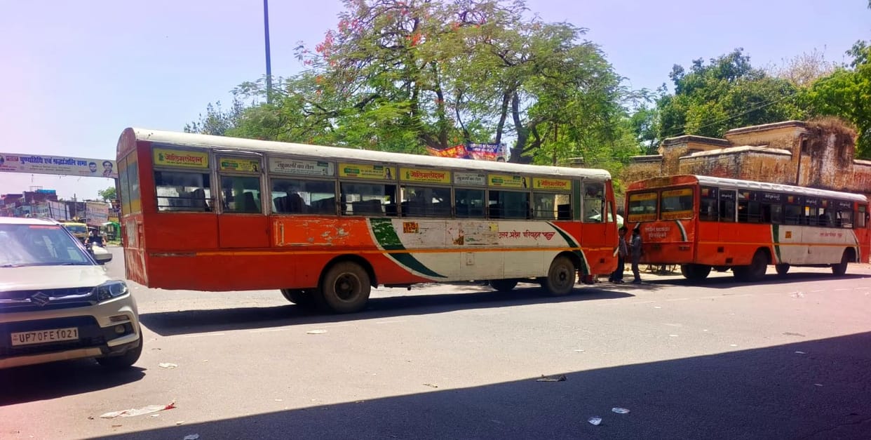 Saini bus stand becomes a showpiece, passengers are being picked up from the intersection itself.
