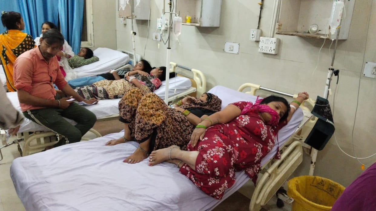 Two patients on a ventilator in one bed