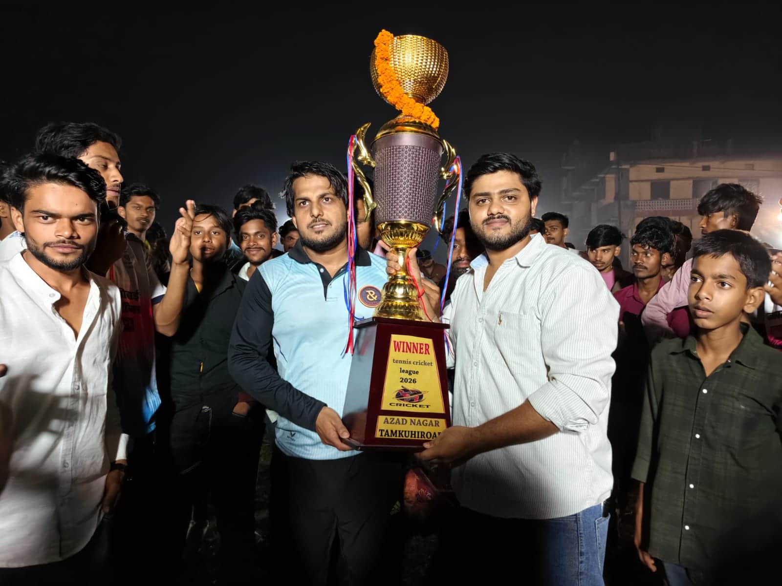 सेवरही में विजेता क्रिकेट खिलाड़ियों को शिल्ड देते अतिथि व अन्य।स्रोत-सोशल मीडिया