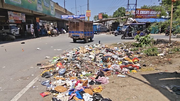 Bihar: गया में निगम कर्मियों की अनिश्चितकालीन हड़ताल, वेतन बकाया को लेकर शहर की सफाई व्यवस्था चरमराई