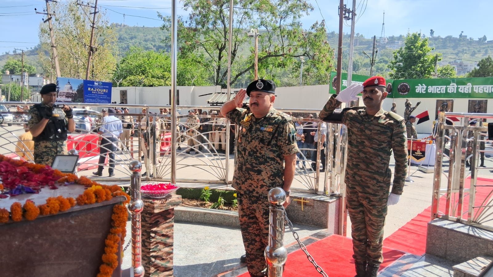 शहीदों को सालाम करते सैन्य अधिकारी।