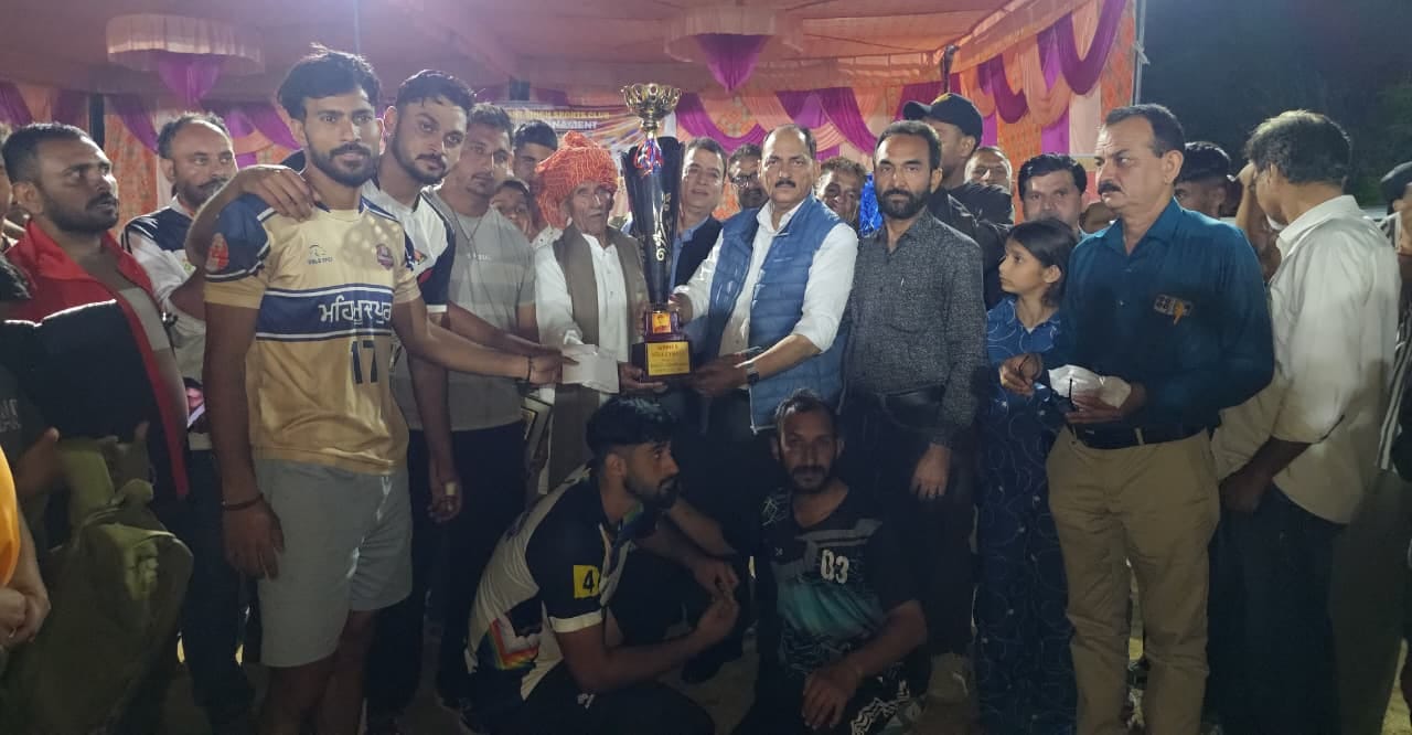 शहीद की याद में आयोजित खेल प्रतियोगिता के विजेता को सम्मानित करते हीरानगर विधायक संवाद
