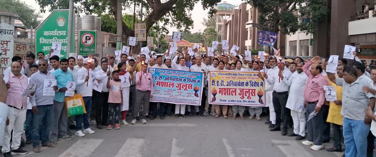 Teachers' torchlight procession against TET mandatory