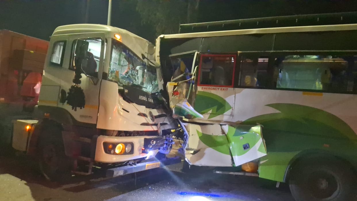 Trailer collides with bus standing by the highway, 7 injured including a woman