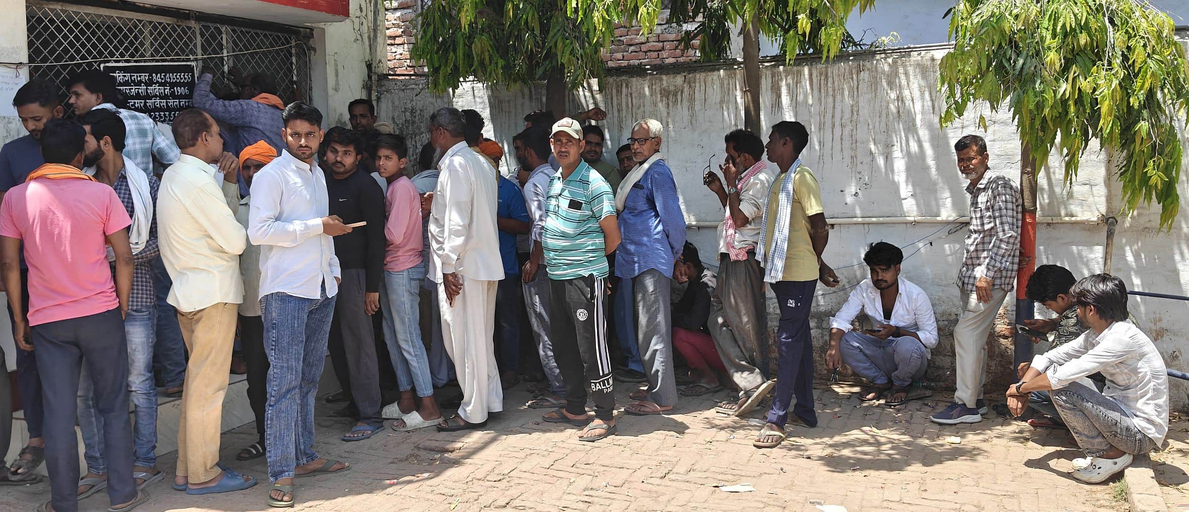 तिलोई में सिलिंडर लेने के लिए मौजूद उपभोक्ता। -संवाद