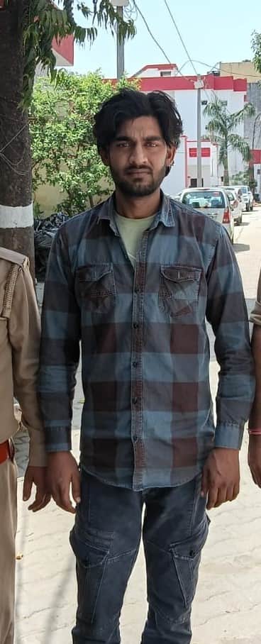 देहात कोतवाली पुलिस की हिरासत में शाहरुख हत्याकांड का आरोपी। स्रोत: पुलिस