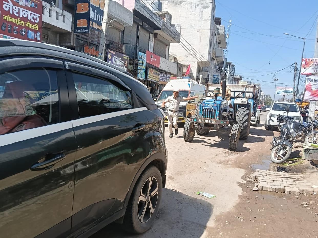 No path left... Traffic jam even on the ambulance, road narrowed due to encroachments at Sardar Jhadoo Singh Chowk and Railway Road