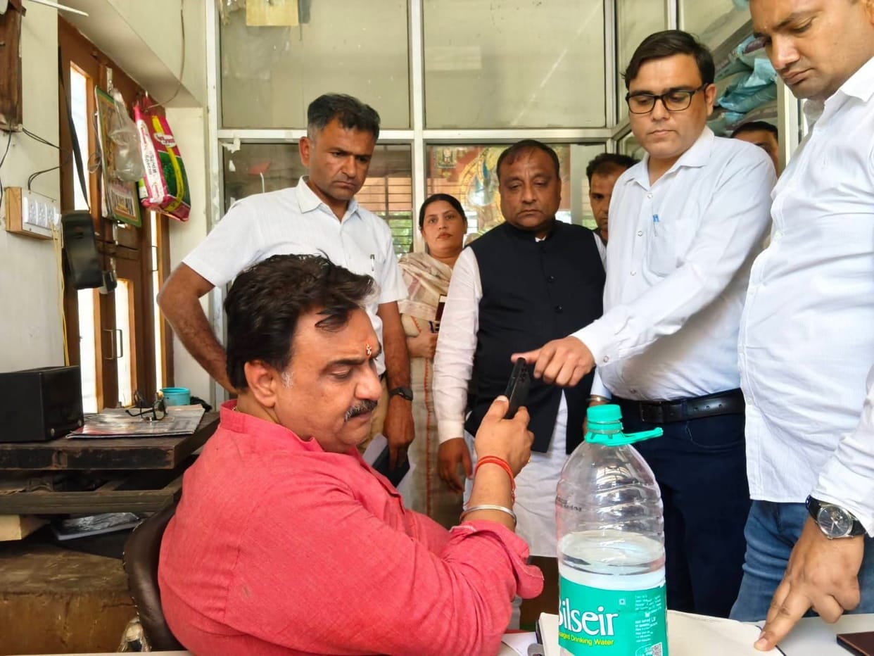 Deputy Speaker Dr. Krishna Middha conducted a surprise inspection of the city's grain market.