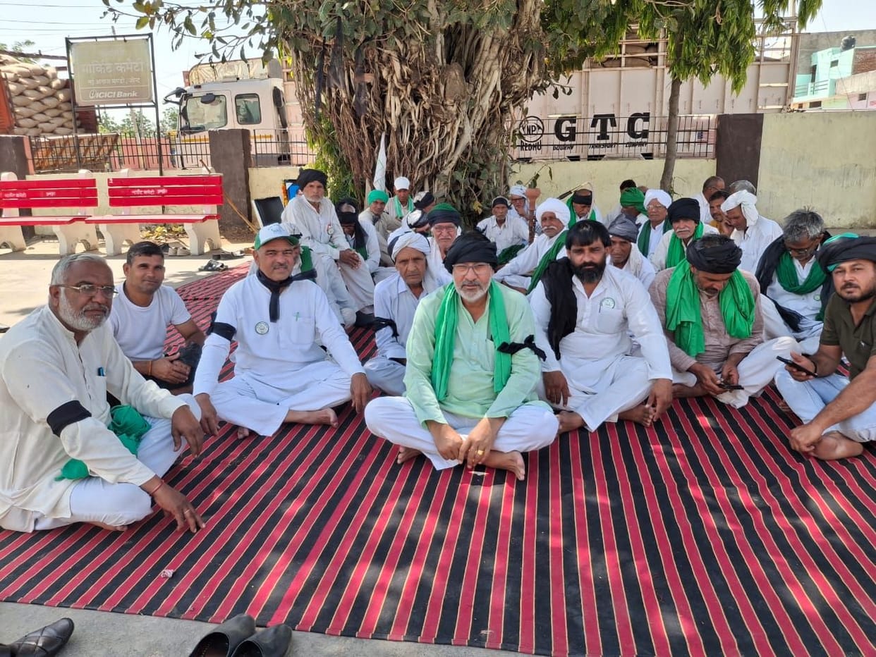 Farmers expressed their protest against the new crop procurement rules by wearing black armbands.