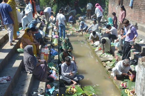 ऐरवां में बैसाखी पर अपने पितृों का पितृदान करते हुए लोगसंवाद