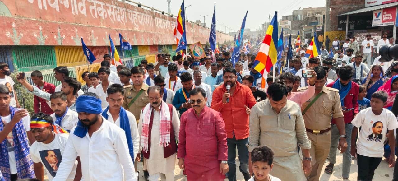 अम्बेडकर जयंती के अवसर पर हाटा में निकली शोभा यात्रा में शामिल सांसद विजय दुबे विधायक मोहन वर्म