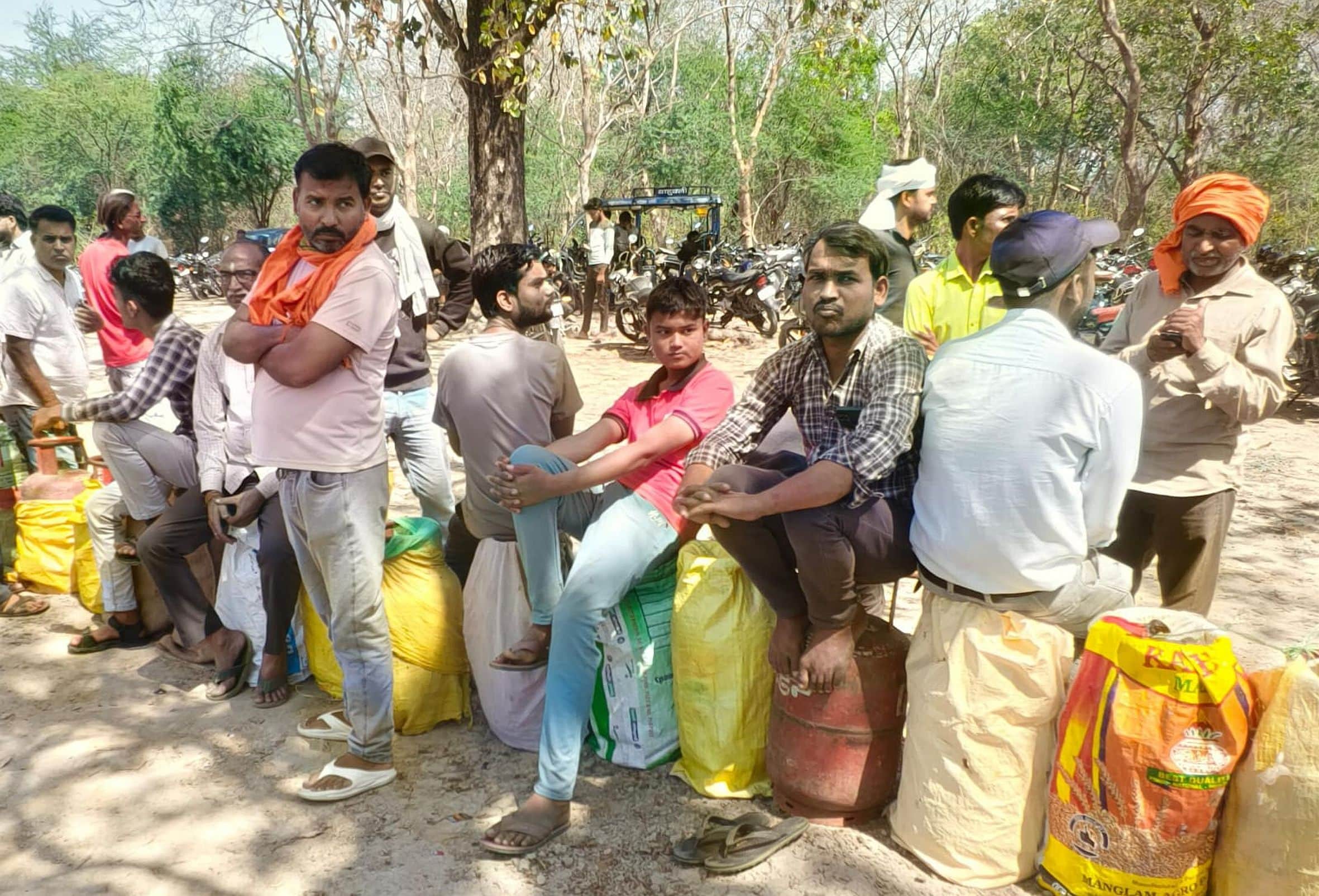 अमेठी में सिंलिंडर लेने के लिए इंतजार करते उपभोक्ता। -संवाद