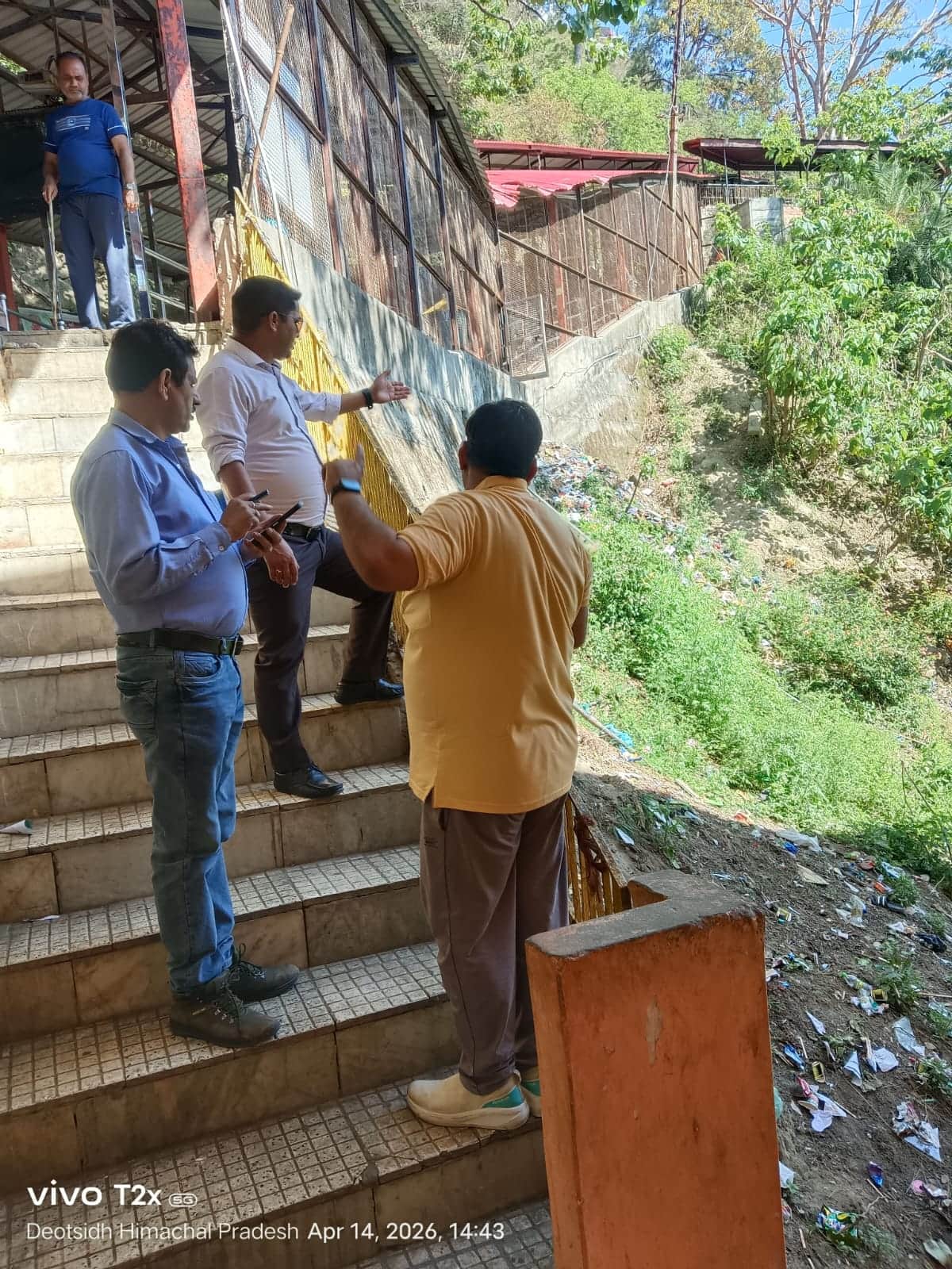 बाबा बालक नाथ मंदिर दियोटसिद्ध में सफाई व्यवस्था का जायजा लेते मंदिर अधिकारी। संवाद