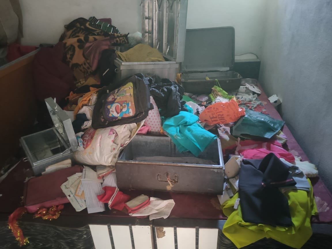 Jewellery stolen by breaking the lock of the house