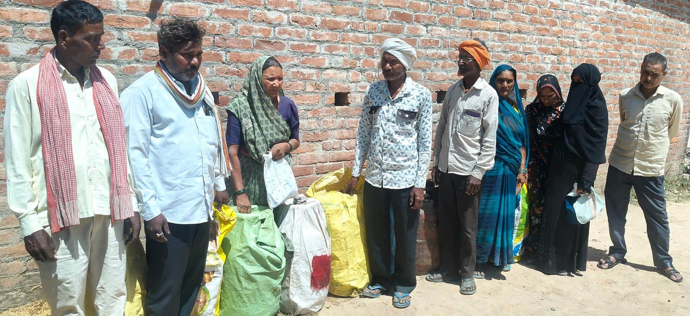 भेंटुआ के नौगिरवा स्थित साईं एजेंसी पर सिलिंडर लेने के लिए खड़े उपभोक्ता। -संवाद
