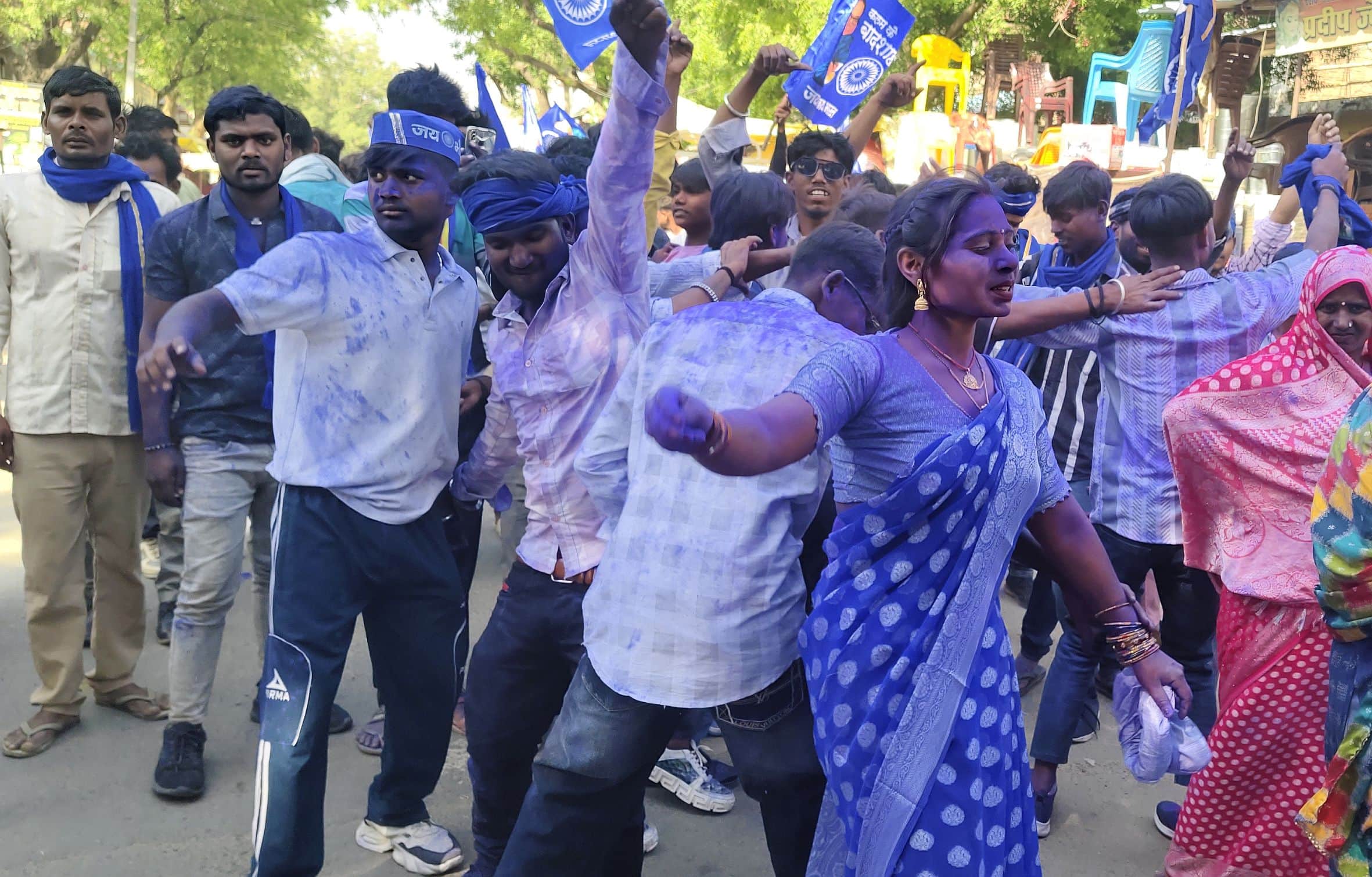 बाजारशुकुल कस्बे में डॉ. भीमराव आंबेडकर जयंती पर निकली रैली में मौजूद लोग। -संवाद