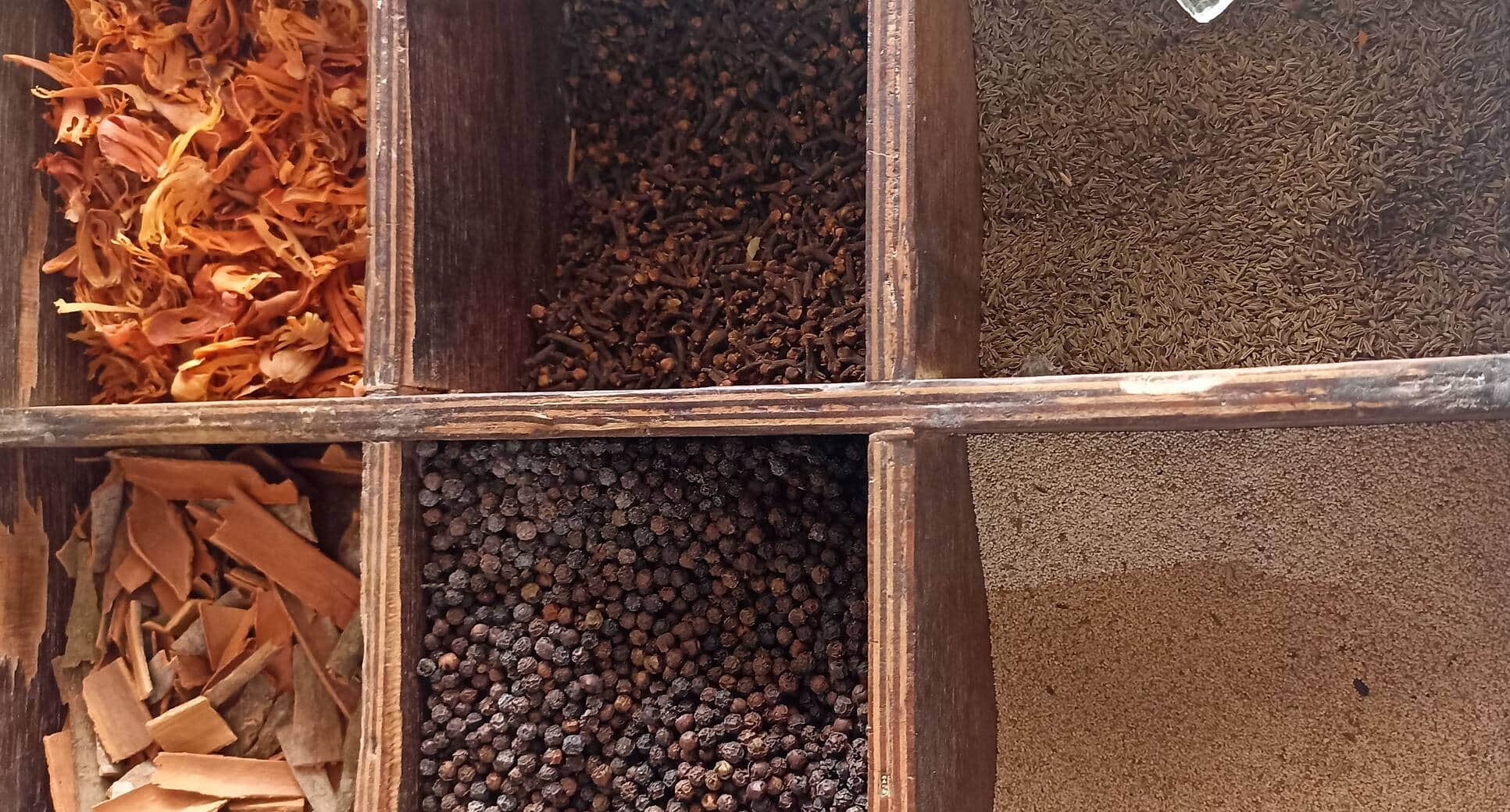 बिक्री के लिए रखा गया मसाला। संवाद