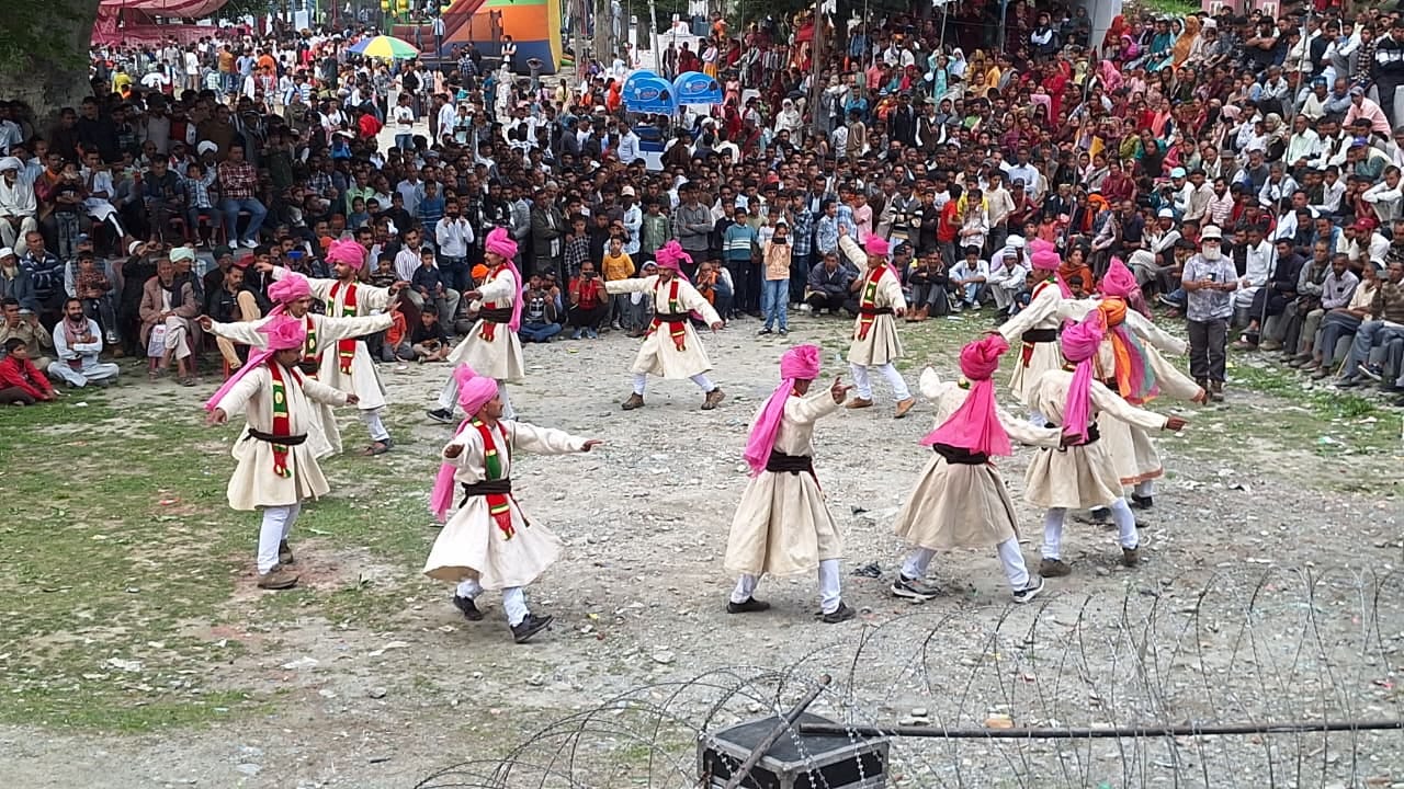 बनी बैसाखी मेले में गद्दी कुड नृत्य प्रस्तुत करते कलाकार संवाद