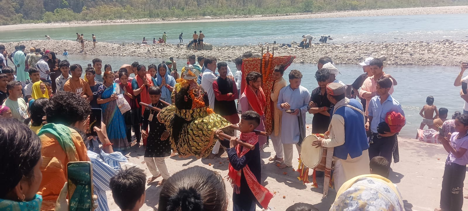 बैशाखी पर्व पर गंगा घाट पर नेजा निशान के साथ पहुंची देव डोली। स्रोत संवाद।