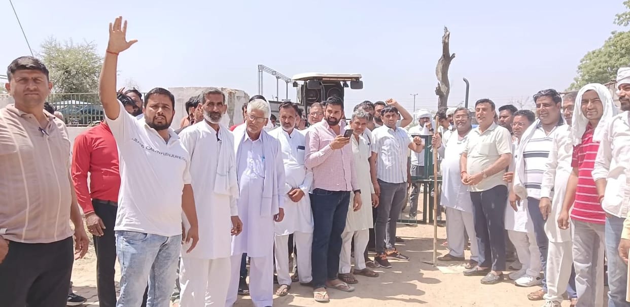 Allegations of irregularities in procurement at Bawanikheda Mandi, commission agents created a ruckus and locked the main gate.