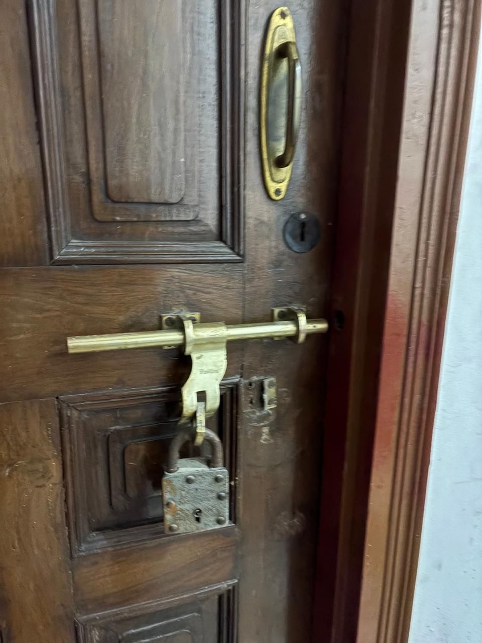 Thieves entered the house and fled through the roof as soon as the owner arrived