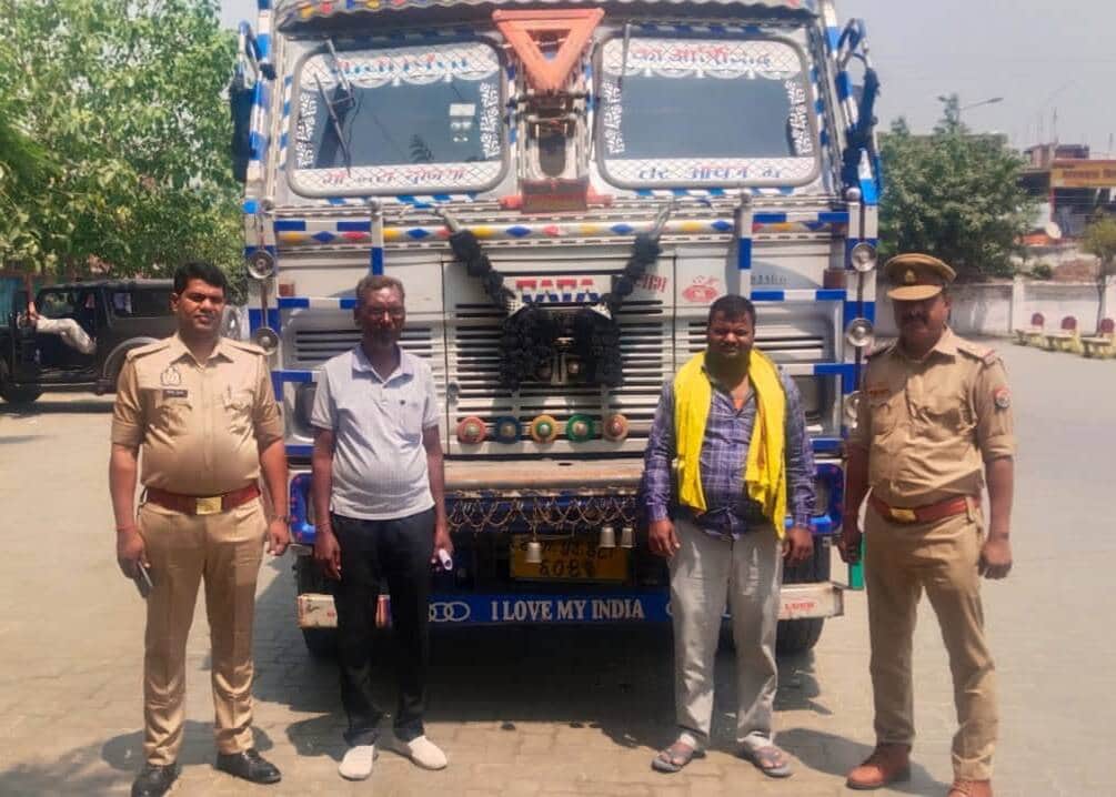 एनएच 28 मल्लूडीह में सागौन लदे ट्रक के साथ आरोपी और पुलिस। सोशल मीडिया