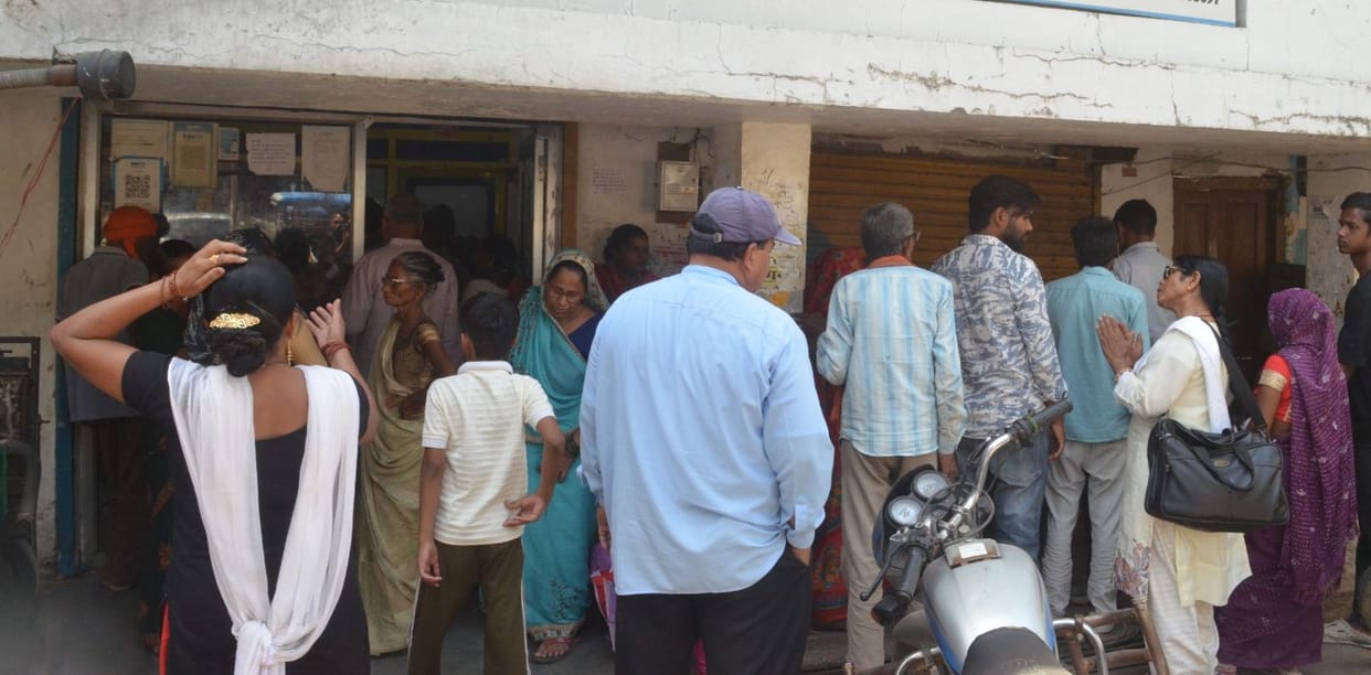 Consumers are running in the heat to get LPG cylinders.