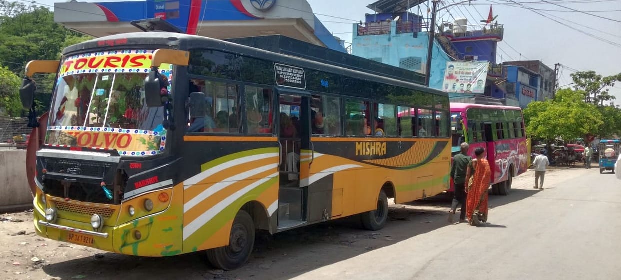 Private bus stands continue to operate in the middle of the city, with no QR codes on the buses.