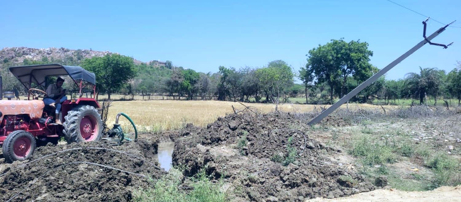 फोटो 14 एमएएचपी 03 परिचय-क्षतिग्रस्त पाइपलाइन को दुरुस्त करते समय गिरा बिजली का खंभा। संवाद