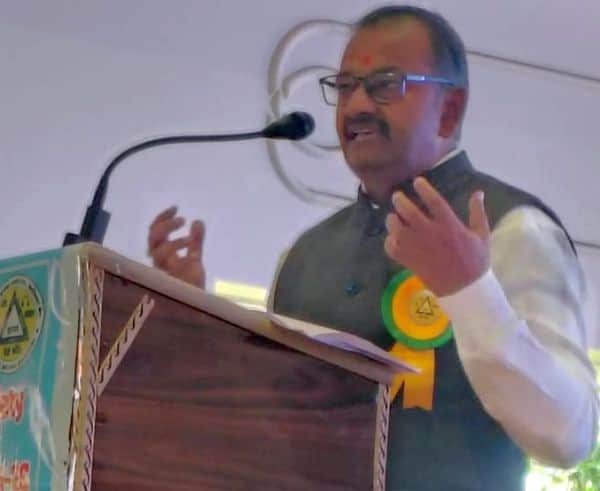 फोटो 14 एमएएचपी 16 परिचय-कार्यक्रम में खनन सुरक्षा नियमों के पालन की शपथ लेते व्यापारी। संवाद