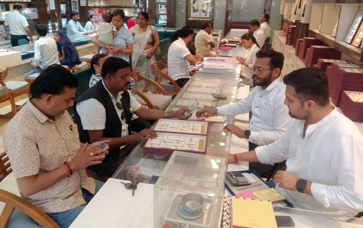 Fall in gold prices boosts market, spurs jewellery bookings