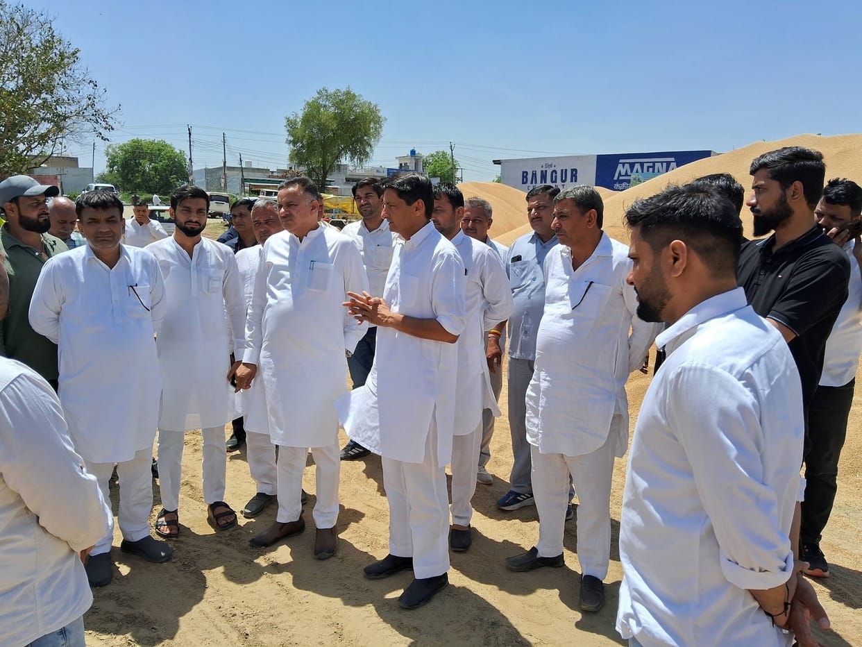 During a visit to the grain market, MP Hooda lashed out at the state government's policies.